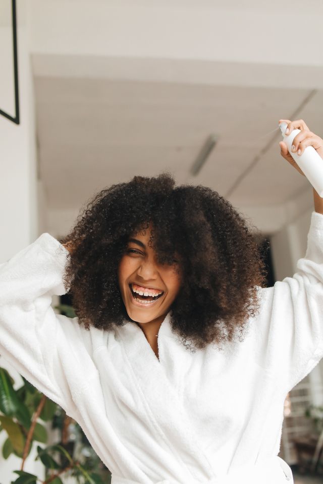 Brume pour cheveux : parfum, hydratation et protection UV